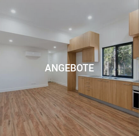 Ein moderner, heller Wohnraum mit Holzboden, Küchenzeilen und Fenstern, auf dem "ANGEBOTE" steht.